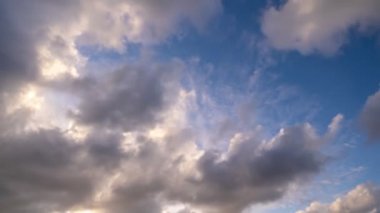 Görüntü B Roll Zaman Hareketleri Fırtına bulutları Karanlık bulutlar gökyüzü hızlandırılmış hızla hareket eden bulutlar Fırtına yağmurlu bulutlu zaman çizelgesi hızlandırılmış doğa videosu