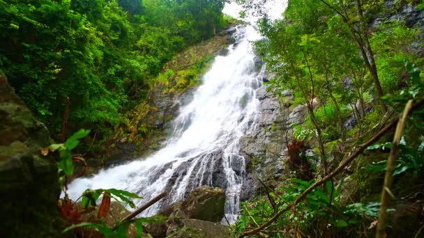 Rallentatore Della Cascata Sarika Con Rocce Primo Piano Bella Cascata — Video Stock