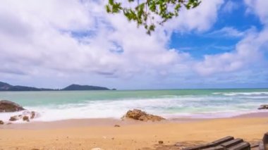 4K Motion Time Lapse sürgüsü ve tavası, güneşli bir günde Phuket Tayland 'da Kalim plajı ve Patong plajı.