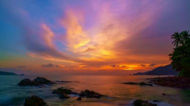 4K Hızlandırılmış Majestic yaz manzarası Doğanın inanılmaz ışığı Gün batımı ya da Gündoğumu gökyüzü ve bulutları sürükleniyor 4K karanlık günbatımı bulutları