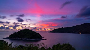 Güzel dramatik inanılmaz gökyüzü ve deniz üzerindeki bulutlar günbatımı ya da gündoğumu gökyüzü doğanın güzel ışığı manzara doğa manzarası
