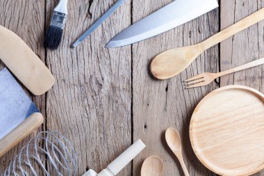 Ahşap kaşık, çatal, bıçak seti, eski ahşap masa arkaplanı, ürününüz ve yemek tasarımı için üst görünüm kopya alanı