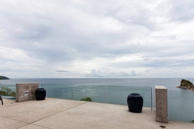 Manzaraya bakan teras. Tropikal deniz.