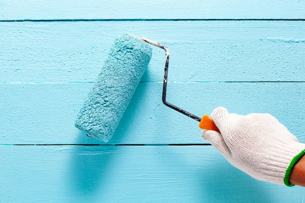 Man Hand Holding Roller Borstel Verf Blauw Kleur Blauwe Houten — Stockfoto