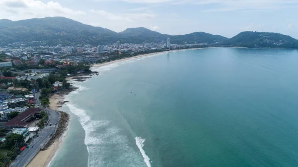 Piękna Fala Rozbijająca Się Piaszczystym Brzegu Plaży Patong Tajlandii Widok — Zdjęcie stockowe