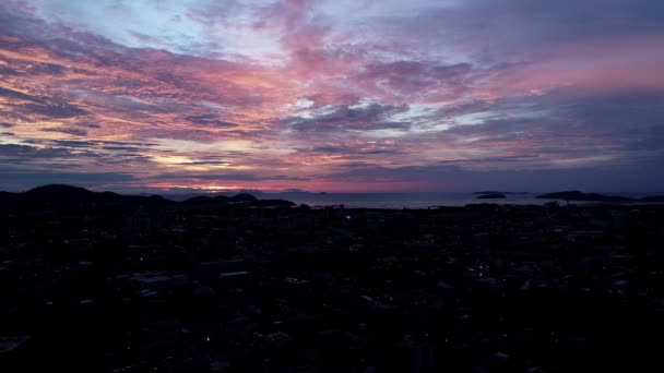 Increíble Luz Dramática Puesta Sol Cielo Sobre Mar Tropical Hermosa — Vídeos de Stock