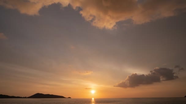 Fantastiskt Dramatiskt Ljus Solnedgång Himmel Över Tropiskt Hav Vackert Ljus — Stockvideo