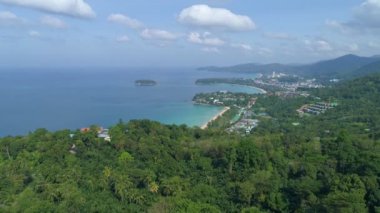 Phuket Adası Tayland 'daki Kata, Karon plajı bakış açısına göre, 17 Kasım 2020' de Phuket 'te hava manzaralı güzel manzara manzaralı seyahat noktası doğa.