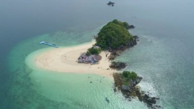Phuket Thailand 'daki Koh Khai Nai adasının insansız hava aracı kamerasıyla çekilen muhteşem yüksek açı manzarası beyaz kumlu güzel tropikal ada ve turkuaz berrak su seyahati ve tur konsepti.