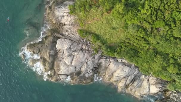 夏季海浪冲击岩石景观自然景观和美丽的热带海的空中景观 镜头无人机俯瞰高空 — 图库视频影像
