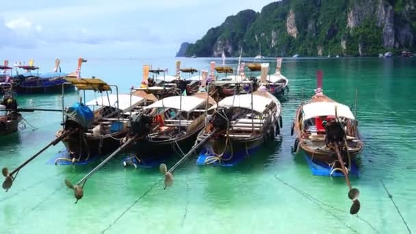 Lång Svans Fiskebåtar Phi Phi Island Vacker Krabi Provinsen Thailand — Stockvideo