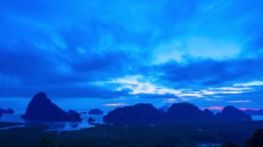 4K Timelapse uhd, gündoğumu güzel doğa gökyüzü ve sabah gökyüzünde akan bulutlar Samet Nangshe 'de Tayland' ın güzel yeni simgesi