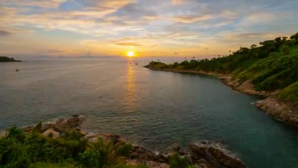 素晴らしい光の夕日や日の出空に流れる美しい夕日の空と雲背景に岬のシルエットとタイムラプスプーケットタイタイムラプスビデオ — ストック動画