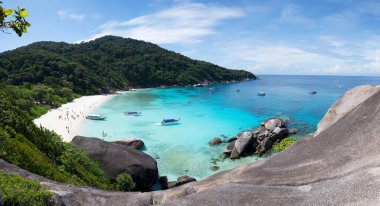 21 Kasım 2020 'de Similan Ulusal Parkı, Phang nga Tayland' daki 9 numaralı güzel maymun adasının panorama manzarası