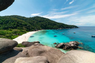 Similan Adaları 'nda kumlu sahilde dalgaların çarptığı güzel kumlu sahil. Similan Ulusal Parkı, Similan 8 numaralı tropikal deniz adası, Phang nga Thailand, 21 Kasım 2020