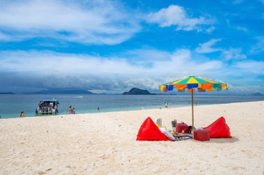 Plaj sandalyeleri plajında ve renkli yaz şemsiyesi Tropikal deniz beyaz kumsalında yaz mevsiminde Phuket Tayland 'da güzel plajda.