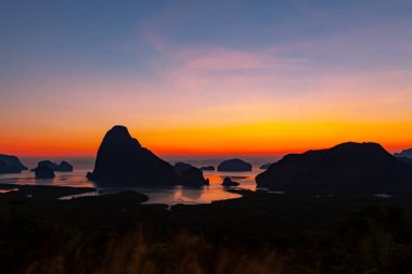 Sametnangshe 'nin Phang-nga Tayland' daki manzara manzarasında güzel bir gün doğumu manzarası.