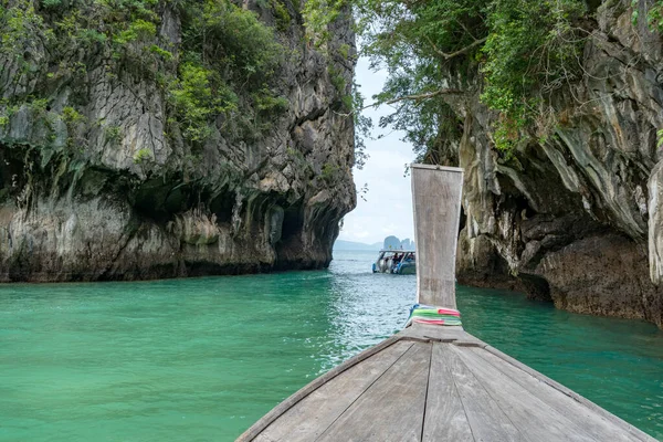 ロングテールボートからの素晴らしい景色旅行休暇の背景とクラビの美しい海の熱帯島タイ — ストック写真