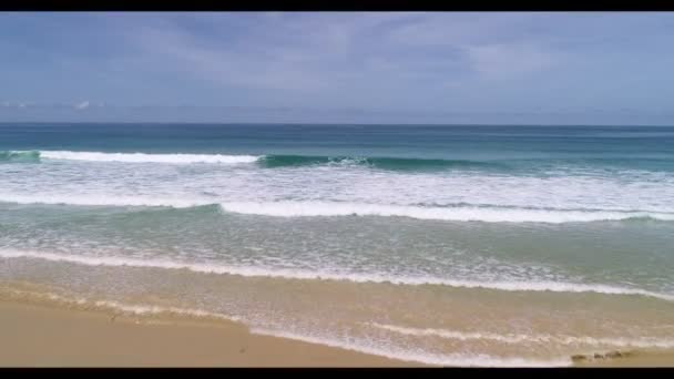 Vídeo Aéreo Câmera Drones Filmada Bela Praia Areia Com Ondas — Vídeo de Stock