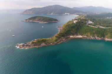 Yaz mevsiminde deniz manzaralı güzel tropikal deniz manzarası. Yukarıdan aşağıya Aerial view drone, Laem Promthep Phuket Tayland 'da yer alan yüksek açılı manzara..