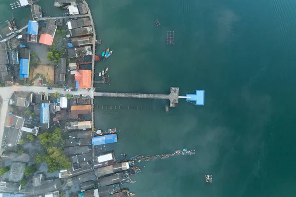 Luftaufnahme Drohne Von Langer Brücke Ins Tropische Meer Mit Fischerdorf — Stockfoto