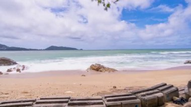 4K Motion Time Lapse sürgüsü ve tavası, güneşli bir günde Phuket Tayland 'da Kalim plajı ve Patong plajı.
