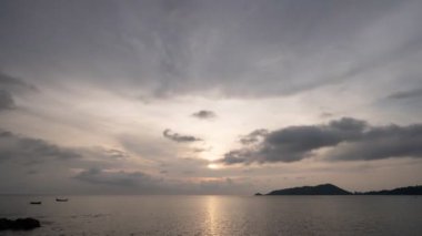 4K İnanılmaz dramatik gündoğumu gökyüzü ya da günbatımı gökyüzü ve bulutların tropik denizin üzerinde akışı Gökyüzündeki güzel ışık doğası