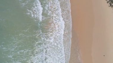 Hava aracı, tropikal ve deniz manzaralı sahil şeridi Tayland 'ın kumlu sahile vuran dalgalarını görüntüledi.