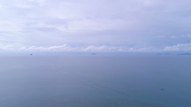 Güzel açık deniz yaz mevsiminde beyaz bulutlar ve mavi gökyüzü görüntüsü İHA hava manzaralı, yüksek açı manzaralı