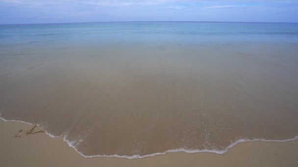 Морская Волна Смывает Прощай 2020 Белом Песчаном Пляже Утрам Белый — стоковое видео