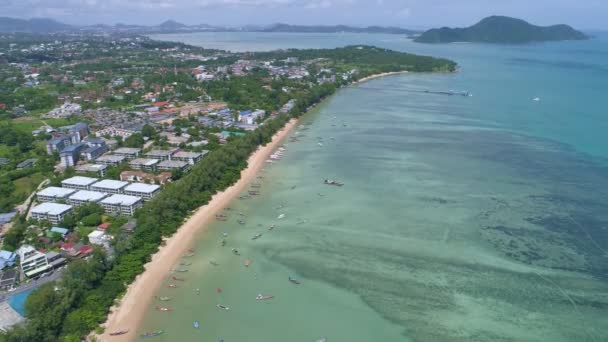 Aerial View Thai Hagyományos Longtail Halászhajók Trópusi Tenger Gyönyörű Strand — Stock videók