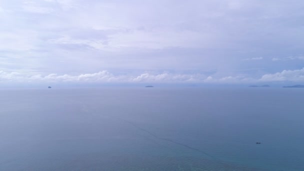Prachtige Open Zee Het Zomerseizoen Witte Wolken Blauwe Lucht Beelden — Stockvideo