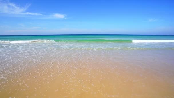 空のビーチ熱帯のアンダマン海の景色砂の海岸で波がクラッシュしているプーケットタイのカロンビーチ Covid 19後の新しい通常プーケットビーチはアンダマン海で有名な観光地です — ストック動画
