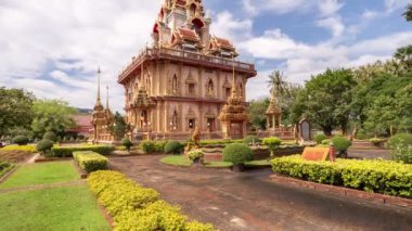 4 K TimeLapse of Beautiful pagoda in Phuket, Tayland - 9 Aralık 2020, The Phra Mahathat Chedi (Great Relic Stupa) Wat Chalong veya Wat Chaitharam Phuket Tayland 'da ünlü bir turizm merkezidir.