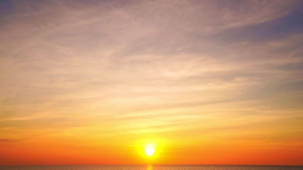 Geweldige Dramatische Zonsondergang Zonsopgang Hemel Boven Tropische Zee Prachtig Licht — Stockvideo