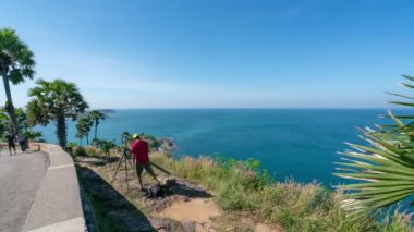 Zaman aşımı 4K Profesyonel adam Kaypak bebek kamerasıyla Phuket Thailand, Landmark 'taki Phuket Pelerini' nde manzara manzarası çekiyor.