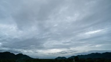 Film B Roll Zaman Çizelgesi Gökyüzü ve Kara Gri Fırtına Bulutları ve Kara Fırtınalı Bulutlar Gün batımında fırtına bulutları Korkunç Hava Gününde