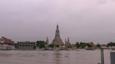 Wat Arun Ratchawararam Tapınağının Zaman Hızı Nehirde refleksli, Bangkok Tayland