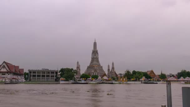 泰国曼谷Wat Arun Ratchawararam庙宇的时间流逝及其在河流中的反射 — 图库视频影像