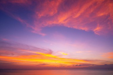 Manzaranın manzarası gökyüzünde uzun ve görkemli bulutların günbatımı ya da gündoğumunun tropikal denizde yansımasıyla güzel bulutlu manzara doğanın inanılmaz ışığı.