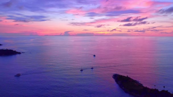 空中ビュー観光船と海の上に沈む夕日のドローンカメラビデオ美しい夕日の空を見るためにLaem Promthep岬の風景自然景観プーケットタイ黄金の時間の空で素晴らしい光の性質 — ストック動画