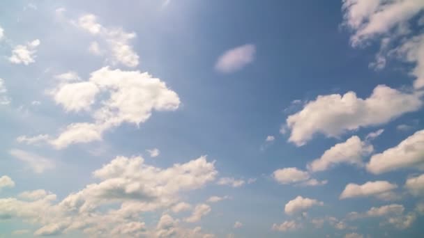 蓝天白云与蓬松蓬松的白云和积云云彩相映成趣 夏日蓝天晴天白云在清澈蓝天云彩时间流逝的自然背景 — 图库视频影像