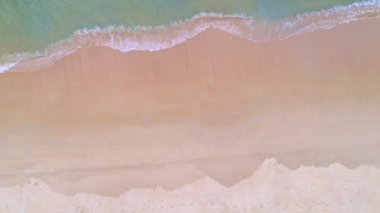 Muhteşem deniz kumlu dalgalar kumsalda kırılıyor, Havadan bakıldığında doğa ve iş seyahati, kumsal terk edilmiş ve Phuket 19 'dan sonraki yeni normal deniz, Phuket' teki ünlü turizm merkezidir.