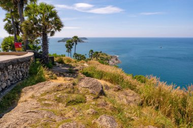 Promthep Cape 'in güzel manzarası ve yaz mevsiminde deniz manzarası, phuket thailand ve güzel seyahat geçmişi, Phuket Thailand' da gün batımını görmek için güzel bir yer, seyahat ve tur konsepti..