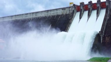 Kapıdan akan suyla hidroelektrik baraj kapağı ve Nakhon Nayok Tayland 'da Khun Dan Prakan Chon Barajı, Enerji ve Doğa Enerjisi Konsepti