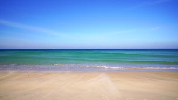 Hermosa Playa Arena Blanca Contra Que Las Olas Del Océano — Vídeos de Stock