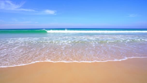 Hermosa Playa Verano Con Cielo Azul Claro Nubes Sobre Mar — Vídeos de Stock