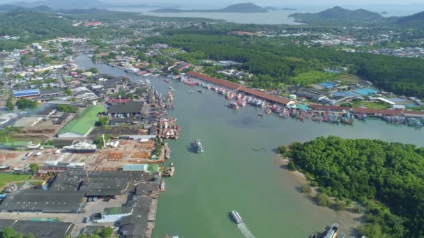 Vista Aérea Drone Cámara Barcos Puerto Pesquero Koh Sirey Phuket — Vídeos de Stock