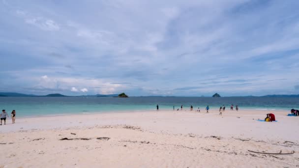 旅行者の4Kタイムラプス夏の旅行シーズンの美しい海砂のビーチでリラックス自然背景とオープン旅行シーズンのコンセプト — ストック動画