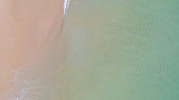 空中俯瞰无人驾驶飞机拍摄的视频飞越热带和人类海景 海浪冲撞沙滩 美丽的海面 清澈的海水 自然和旅行背景 — 图库视频影像